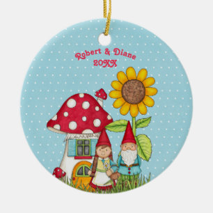 Gnoompaar in tuin op blauwe achtergrond keramisch ornament