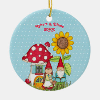 Gnoompaar in tuin op blauwe achtergrond keramisch ornament