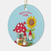 Gnoompaar in tuin op blauwe achtergrond keramisch ornament (Links)