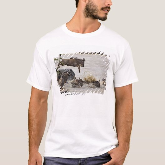 Gnu springt in de Mara-rivier T-shirt (Voorkant)