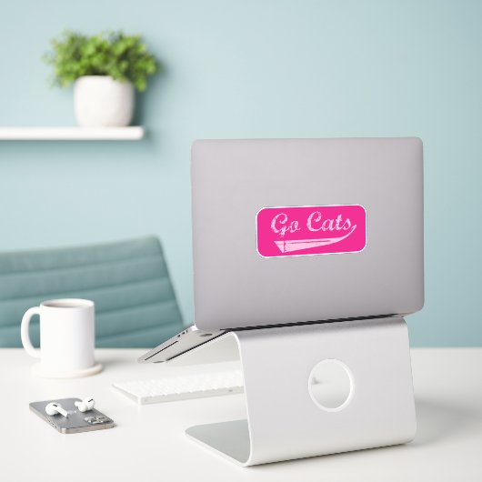 Go Cats (roze/Fuchsia) Sticker (Laptop op bureau)