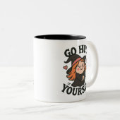 Go Hug Yourself Witch – Cute Halloween Self-Love Tweekleurige Koffiemok (Voorkant rechts)