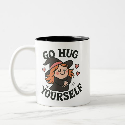 Go Hug Yourself Witch – Cute Halloween Self-Love Tweekleurige Koffiemok (Links)