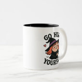 Go Hug Yourself Witch – Cute Self-Love Halloween Tweekleurige Koffiemok (Voorkant rechts)