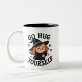 Go Hug Yourself Witch – Cute Self-Love Halloween Tweekleurige Koffiemok (Links)