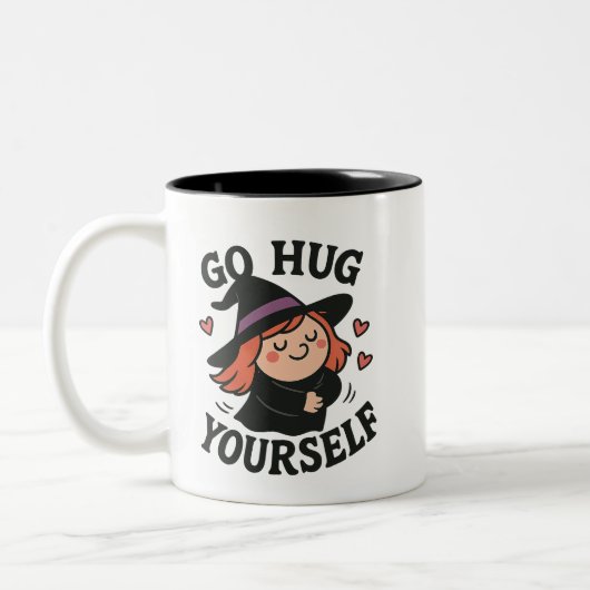 Go Hug Yourself Witch – Cute Self-Love Halloween Tweekleurige Koffiemok (Links)