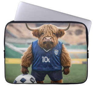 Goal-Getter: Een Highland Koe gekleed voor voetbal Laptop Sleeve