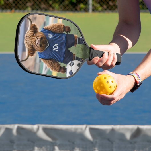 Goal-Getter: Een Highland Koe gekleed voor voetbal Pickleball Paddle (Insitu)