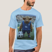 Goal-Getter: Een Highland Koe gekleed voor voetbal T-shirt (Voorkant)