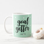 Goal Getter | Mint Green Polka Dots en Typografie Koffiemok<br><div class="desc">Deze stijlvolle mok is voorzien van een trendy mint groene achtergrond met witte poka stippen en de uitdrukking "doel vanger" in de moderne typografie. Personaliseer met jouw naam.</div>