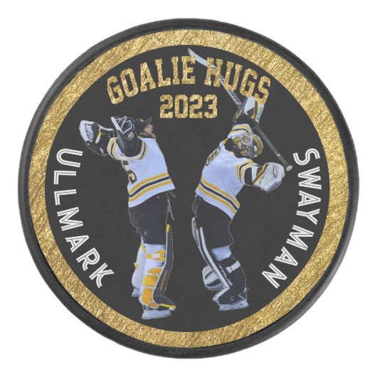 Goalie Hugs Hockey Puck (Voorkant)
