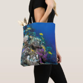 Goatfish Swarm Around Small Coral Tote Bag (Dichtbij)