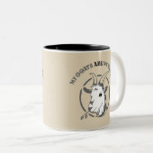 GOATS ZIJN MIJN WERELD | TotaalGoatally™ Tweekleurige Koffiemok (Voorkant rechts)