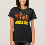 Gobble Tov Thanksgivukkah Turkey Shirt<br><div class="desc">Viel Thanksgivukkah 2013 met dit klassieke Gobble Tov t-shirt! Met een ontwerp van een grappige cartoon kalkoen die een yamaka draagt, een ster van David ketting, en die de menorakaars op Thanksgiving belicht. Een Hanukkah-Thanksgiving zal niet meer dan 77.000 jaar voorkomen! Pak dit geweldige keepjesshirt voor dit eens-in-een-leven-feest. *Maakt een...</div>