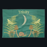 Goblincore Slak en paddenstoelen gepersonaliseerd Theedoek<br><div class="desc">Mijn illustraties verbeelden een natuurlijke wereld met wat donkere ondertonen. Een halve maan hangt aan de hemel boven een tafereel van groene varens, gele motten, bruine paddenstoelen en een groene en bruine slak, allemaal geplaatst tegen een geschilderde donker blauwgroen gekleurde achtergrond. Deze keukenhanddoek is klaar om te worden gepersonaliseerd met...</div>