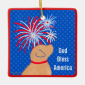 God Bless America Gele Hond Vuurwerk Boomornament Keramisch Ornament (Voorkant)