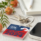 God Familie Land Vrijheid 2024 MAGA Red Wave Sleutelhanger (Voorkant Rechts)