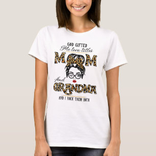 God gaf me twee titels, mam oma Leopard Wink  T-shirt