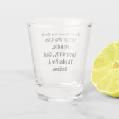 God geeft ons alleen wat we kunnen doen. shot glas (Achterkant)