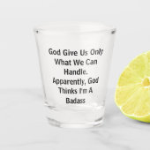 God geeft ons alleen wat we kunnen doen. shot glas (Voorkant)