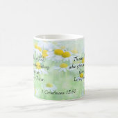 God geeft ons de overwinning. - 1 Korintiërs 15:57 Koffiemok (Center)