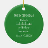 God Heals the Brokenhearted Green Christmas Keramisch Ornament (Achterkant)