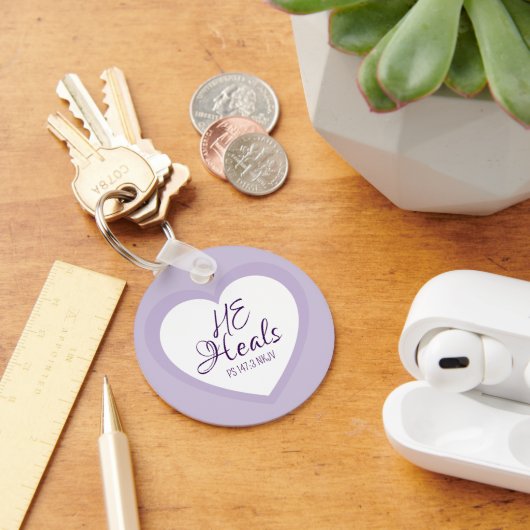 God Heals the Brokenhearted Light Purple Comfort Sleutelhanger (Bureau)