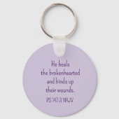 God Heals the Brokenhearted Light Purple Comfort Sleutelhanger (Achterkant)