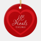 God Heals the Brokenhearted Red Christmas Keramisch Ornament (Voorkant)
