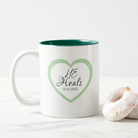 God Heals the Brokenhearted Soft Green Encouraging Tweekleurige Koffiemok (Met donut)