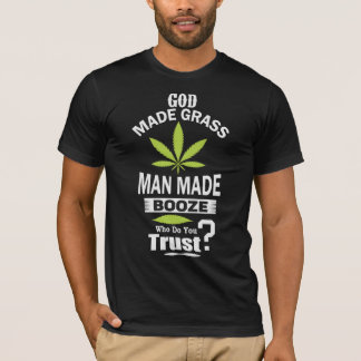 God heeft de god van de wapens gemaakt in God. T-shirt