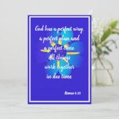 God heeft een perfecte manier Roman 8:28 Blauwe Ka Aankondiging (Staand voorkant)