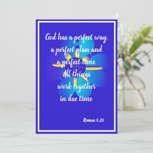 God heeft een perfecte manier Roman 8:28 Blauwe Ka Aankondiging (Staand voorkant)