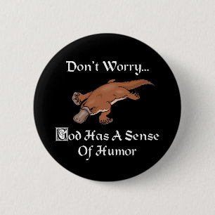 God Heeft Een Zin Voor Humor - Grappige Vogelbekdi Ronde Button 5,7 Cm