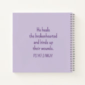 God Heelt de Gebroken Hart Licht Paarse Troost Notitieboek (Achterkant)