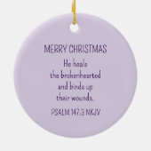 God Heelt de Gebrokenharten Lichtpaarse Kerstmis Keramisch Ornament (Achterkant)