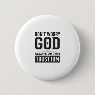 God Is Altijd Op Tijd Christelijke Typografie Desi Ronde Button 5,7 Cm