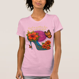 God is binnen haar t-shirt