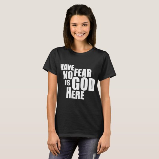 GOD IS HIER T-SHIRT (Voorkant volledig)