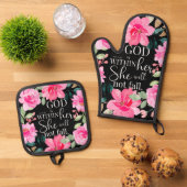 God is in haar - Psalm 46:5 Roze Bloem Ovenwant & Pannenlap Set (Top down)