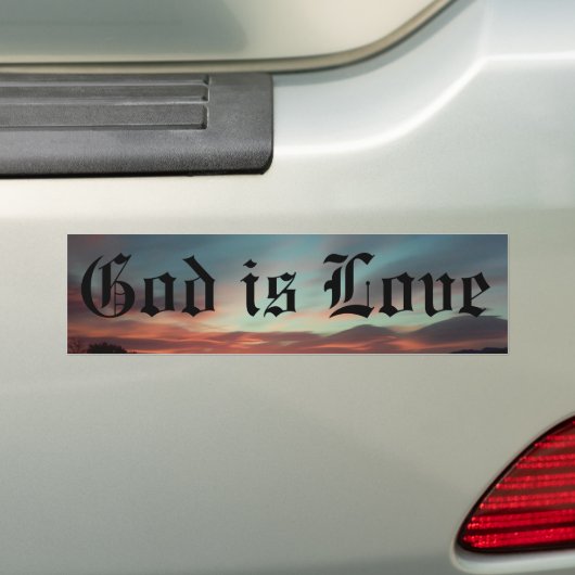 God is liefde bumpersticker (Op auto)