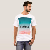 God is never late t-shirt (Voorkant volledig)