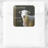 God is overal schaap vierkante sticker (Tas)