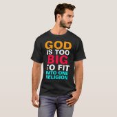 GOD IS TE GROOT OM IN ÉÉN RELIGIE TE PASSEN T-SHIRT (Voorkant volledig)