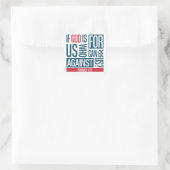God is voor ons vierkante sticker (Tas)