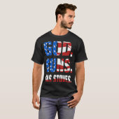 God Pistolen Gas houdt Amerikaanse vlag Conservati T-shirt (Voorkant volledig)