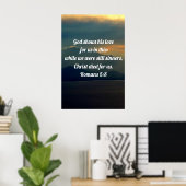 God Shows ons Zijn Liefde Romeinen 5:8 Poster (Thuiskantoor)