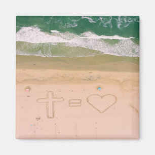 God staat gelijk aan LOVE, Jezus is Liefde, strand Magneet
