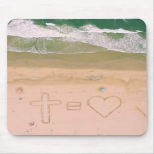 God staat gelijk aan LOVE, Jezus is Liefde, strand Muismat