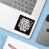 God Verlaat Je Nooit - Zwarte Editie Sticker (Laptop met iPhone)